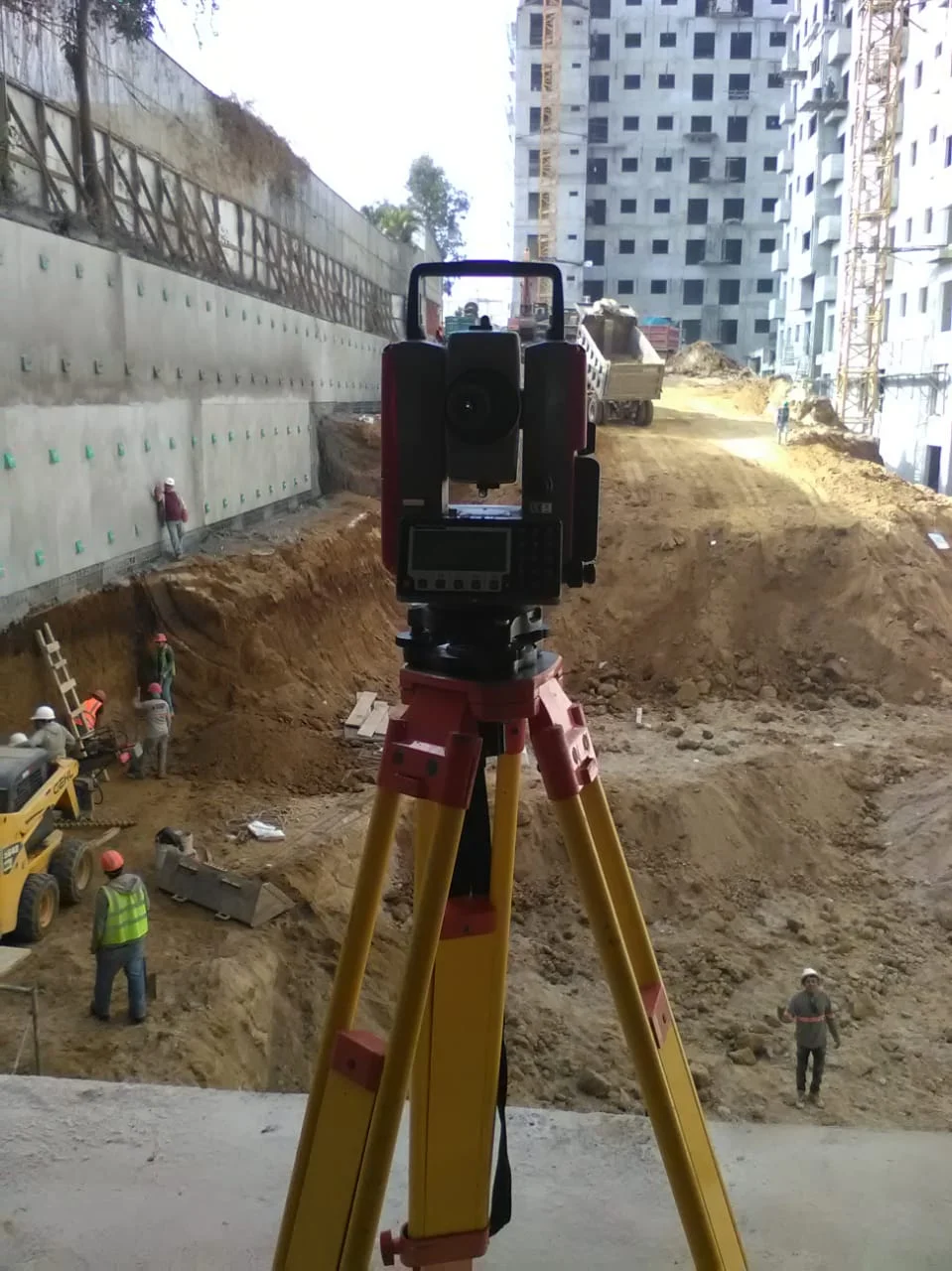 Instrumento topográfico en un proyecto de construcción