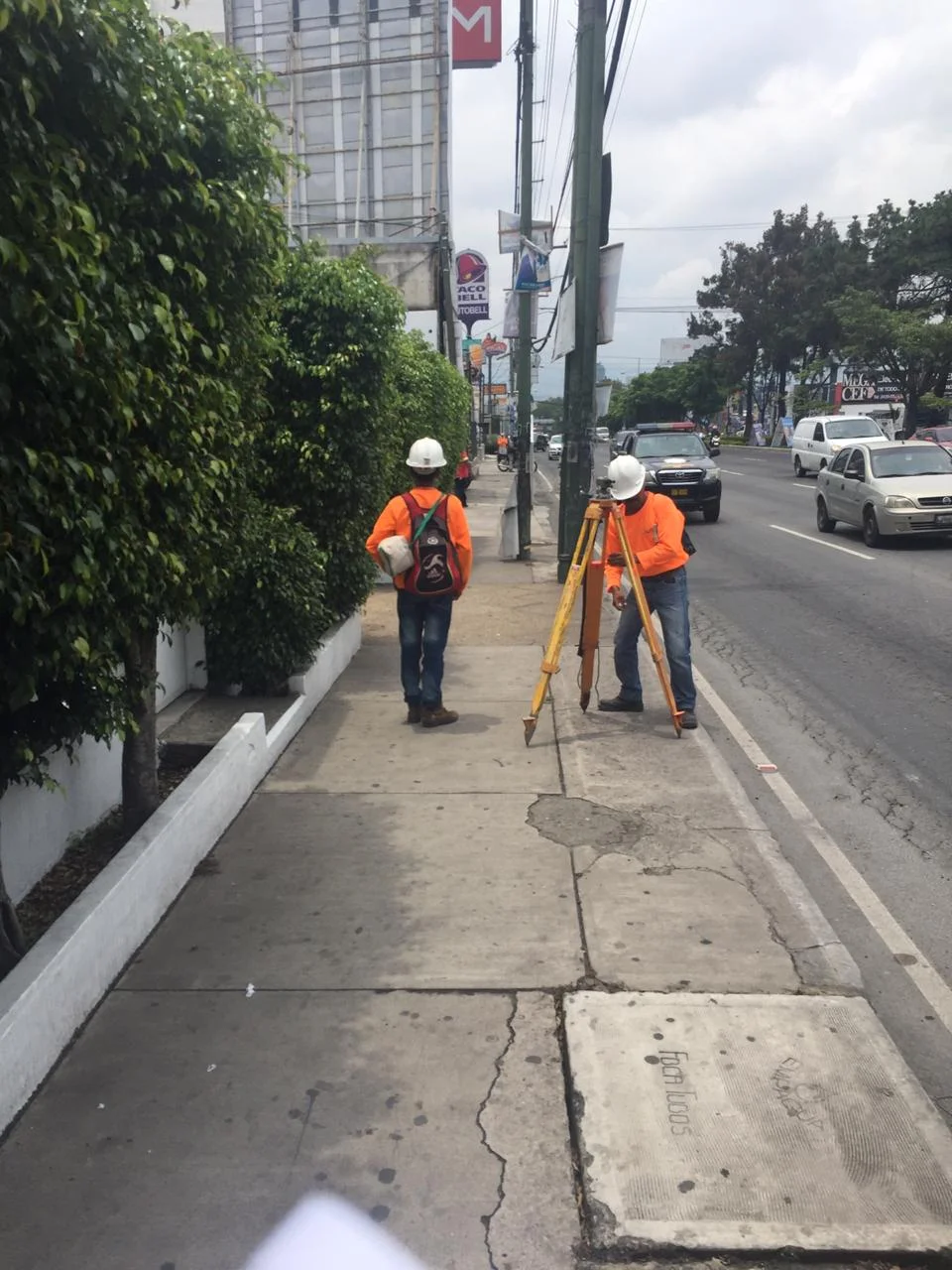 Equipo realizando mediciones en un área urbana