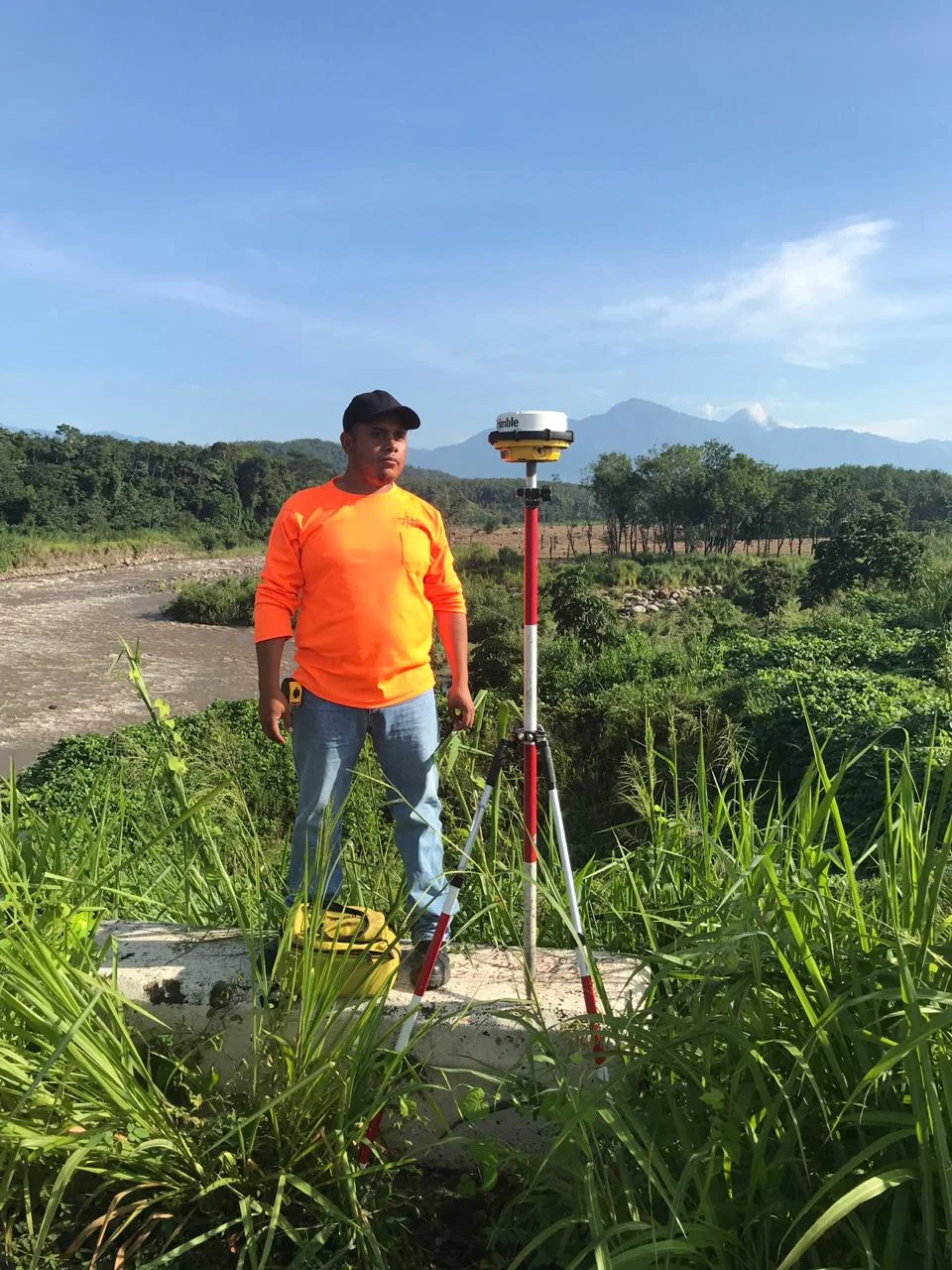 Medición de un terreno con equipo topográfico